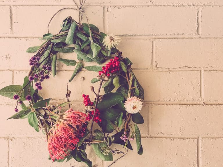 Make a natural Christmas wreath for your front door - Mumlyfe