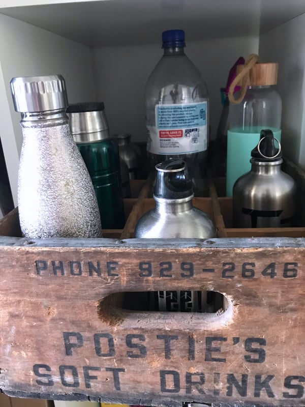Use a vintage bottle holder for drink bottles