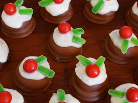 Easy-peasy chocolate Christmas puddings and candy cane bark - Mumlyfe
