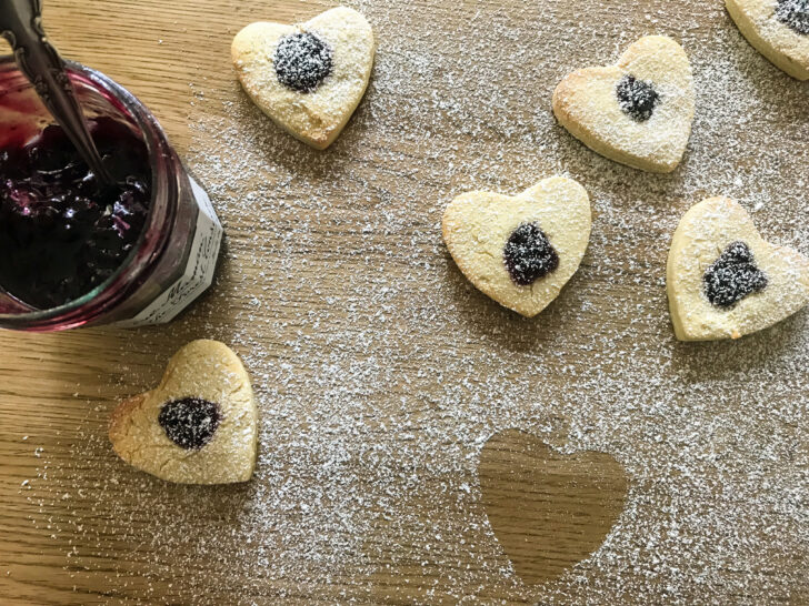 Make these jam shortbread biscuits for a friend